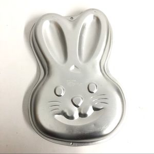 Wilson 2003 bunny face cake pan 2105-2074